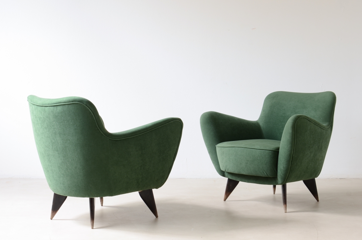 Gio Ponti Coppia di poltrone rivestite in velluto imbottito 1952