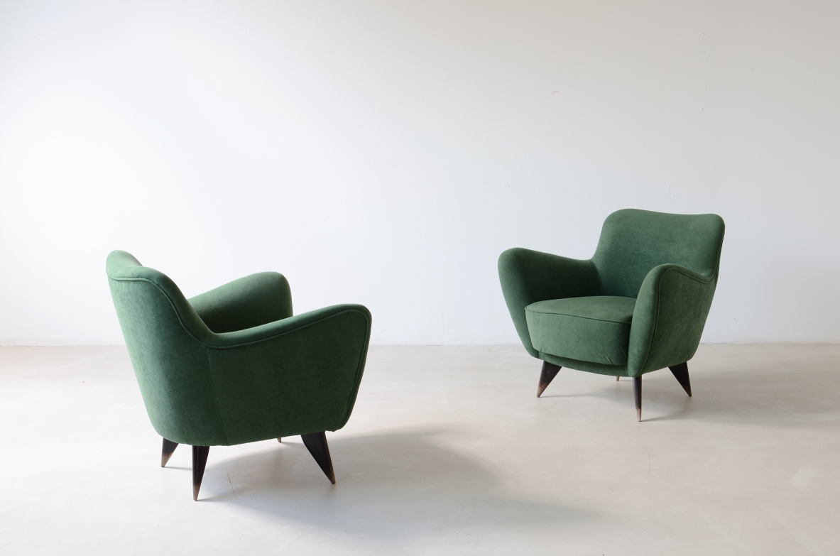 Gio Ponti Coppia di poltrone rivestite in velluto imbottito 1952