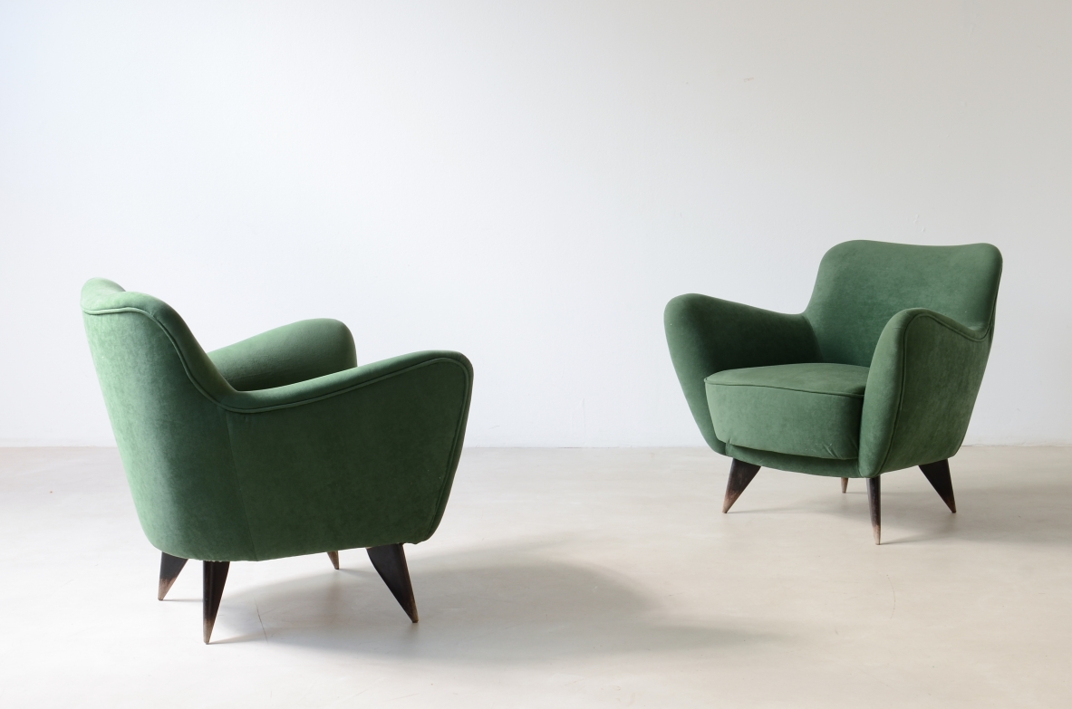 Gio Ponti Coppia di poltrone rivestite in velluto imbottito 1952
