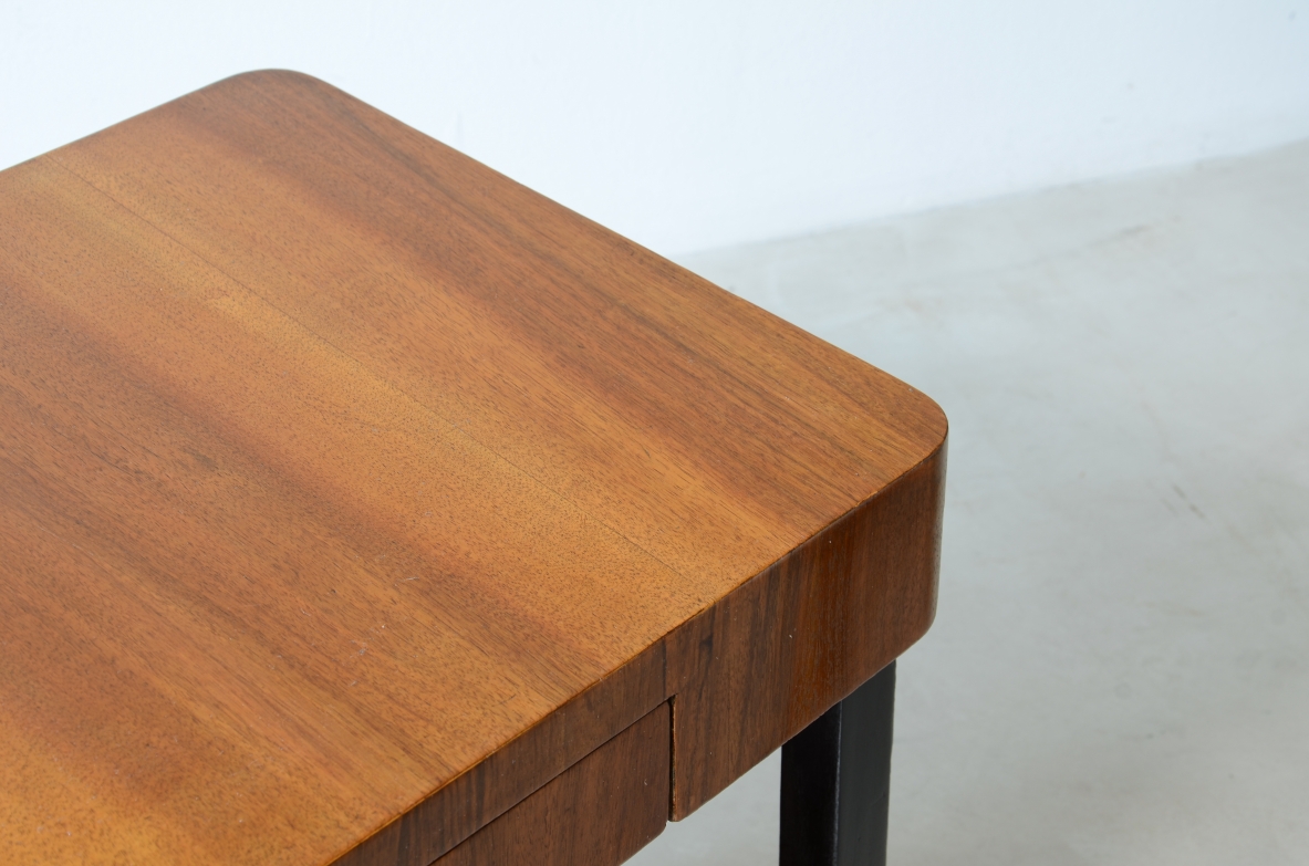 Tavolino in noce e legno tinto con due piani e cassetto.  Manifattura anni 30ca.