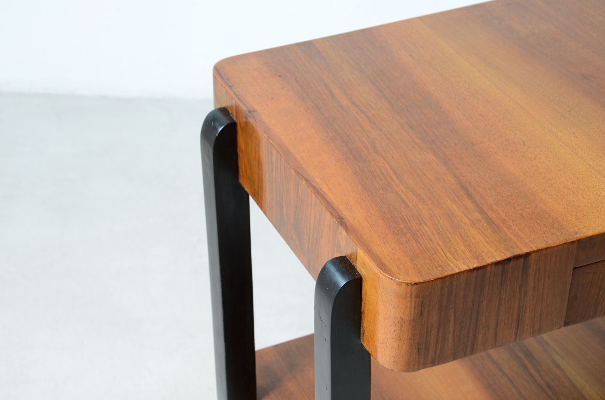Tavolino in noce e legno tinto con due piani e cassetto.  Manifattura anni 30ca.