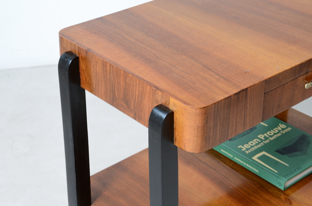 Tavolino in noce e legno tinto con due piani e cassetto.  Manifattura anni 30ca.