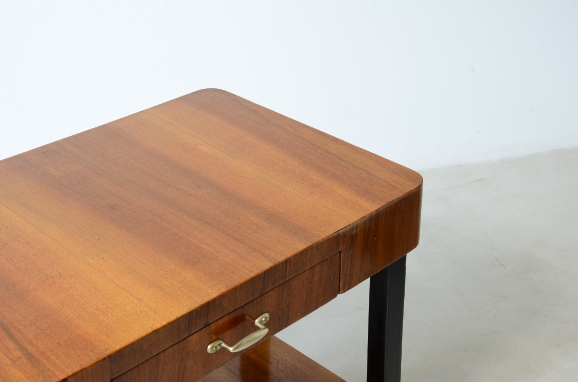 Tavolino in noce e legno tinto con due piani e cassetto.  Manifattura anni 30ca.