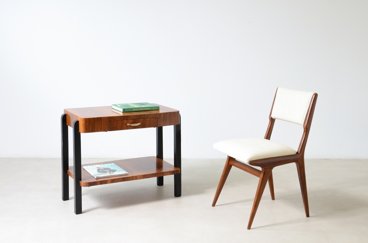 Tavolino in noce e legno tinto con due piani e cassetto.  Manifattura anni 30ca.