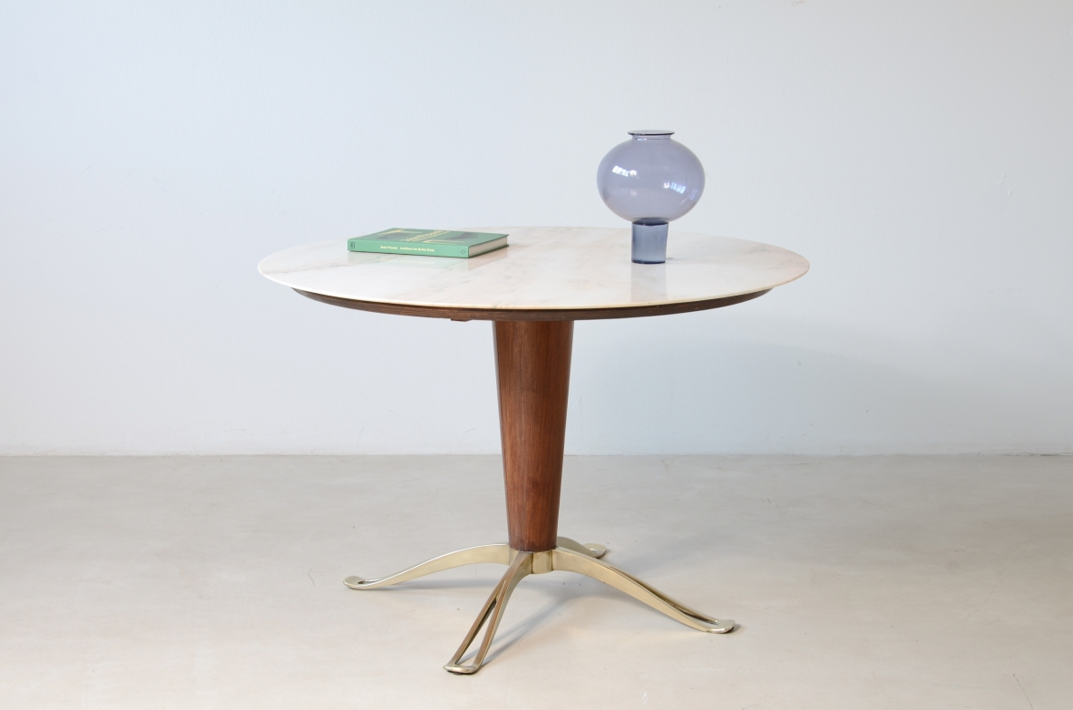 Tavolo con colonna centrale e piano in marmo Carrara. 1955
