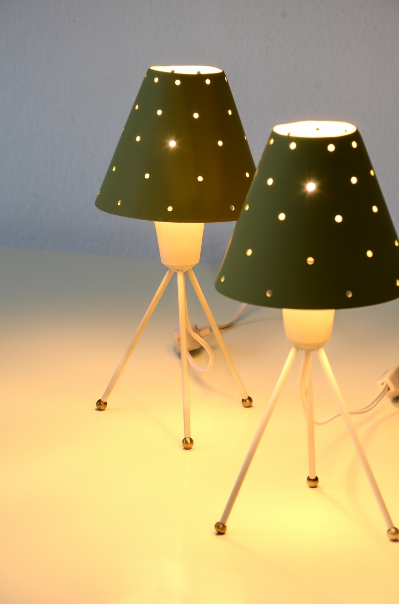 Coppia di piccole lampade in metallo con cappelli forati e puntali, Manifattura italiana 1950