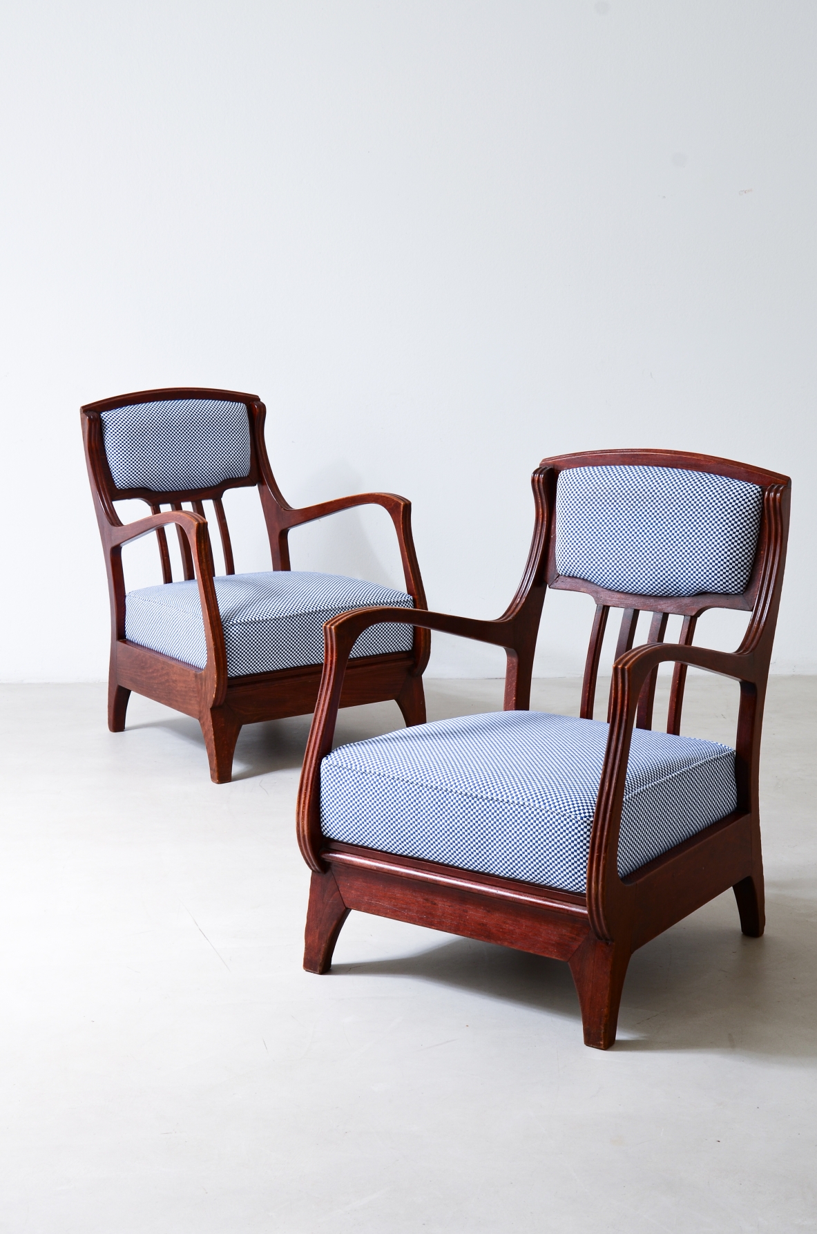 Eugenio Quarti Coppia di eleganti poltrone in legno sagomato Art Nouveau, 1920ca. 