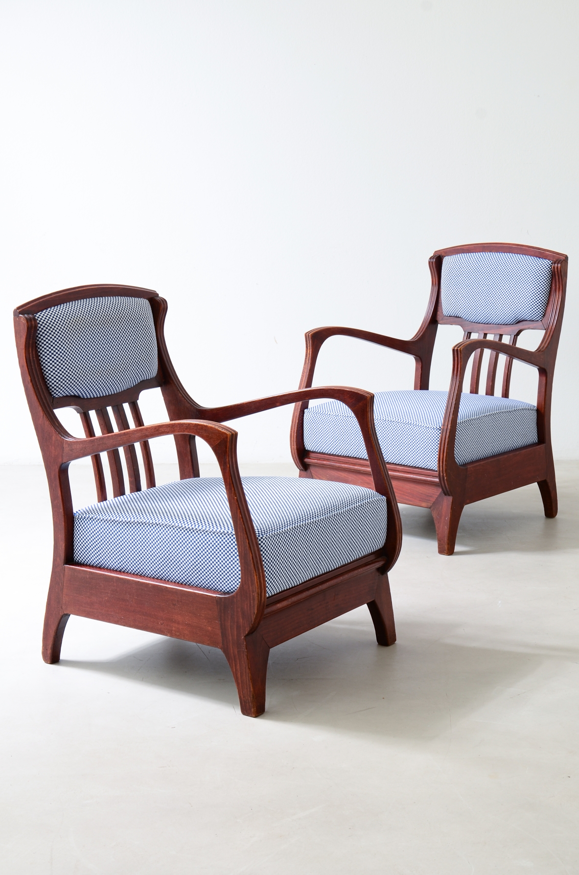 Eugenio Quarti Coppia di eleganti poltrone in legno sagomato Art Nouveau, 1920ca. 