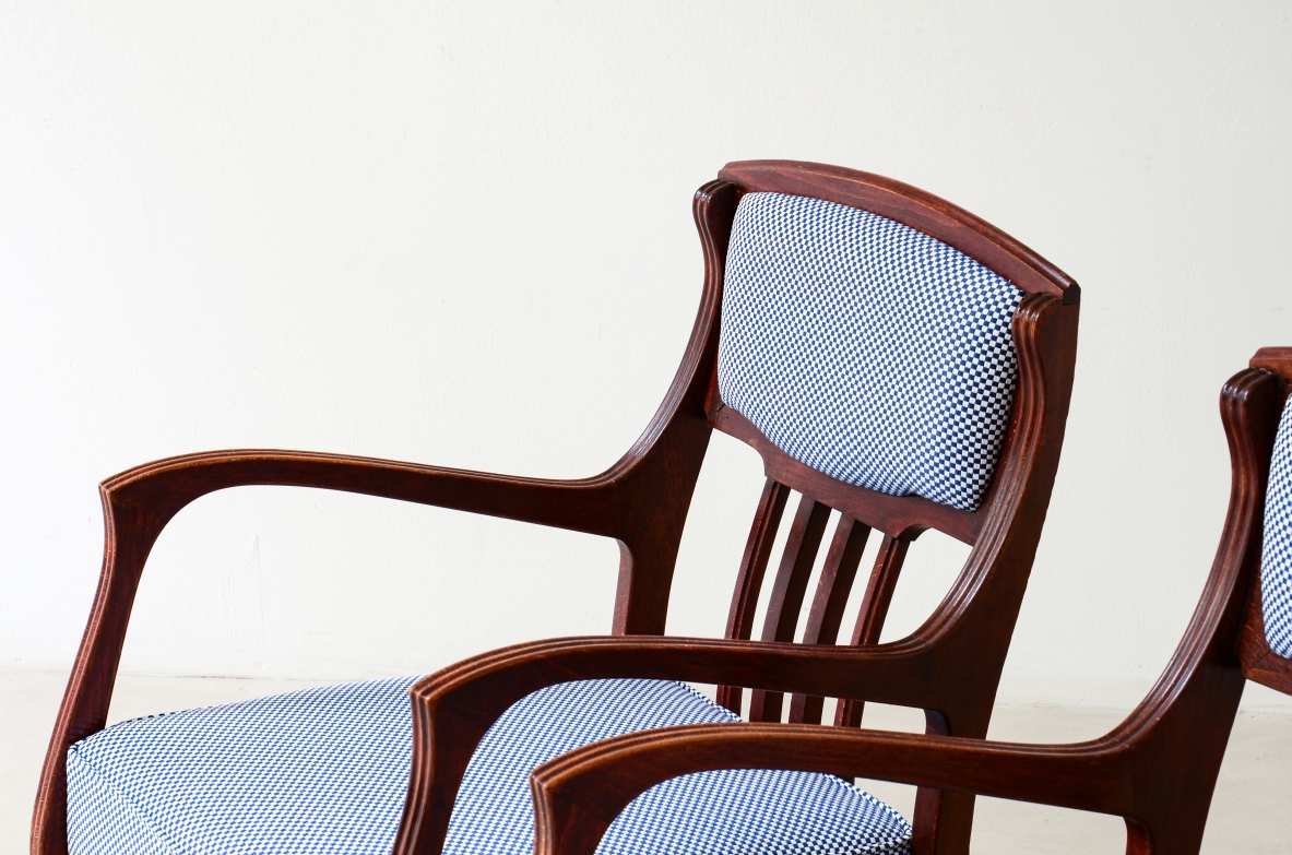 Eugenio Quarti Coppia di eleganti poltrone in legno sagomato Art Nouveau, 1920ca. 