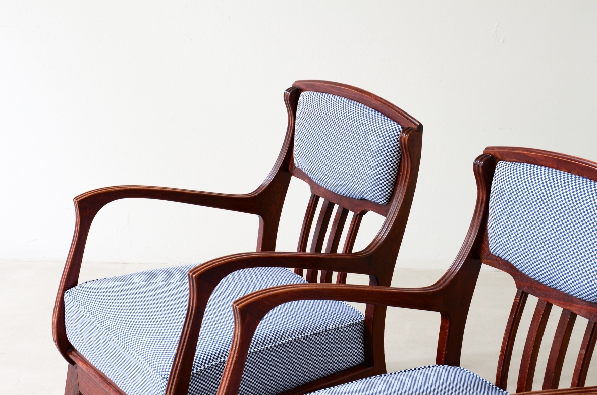 Eugenio Quarti Coppia di eleganti poltrone in legno sagomato Art Nouveau, 1920ca. 
