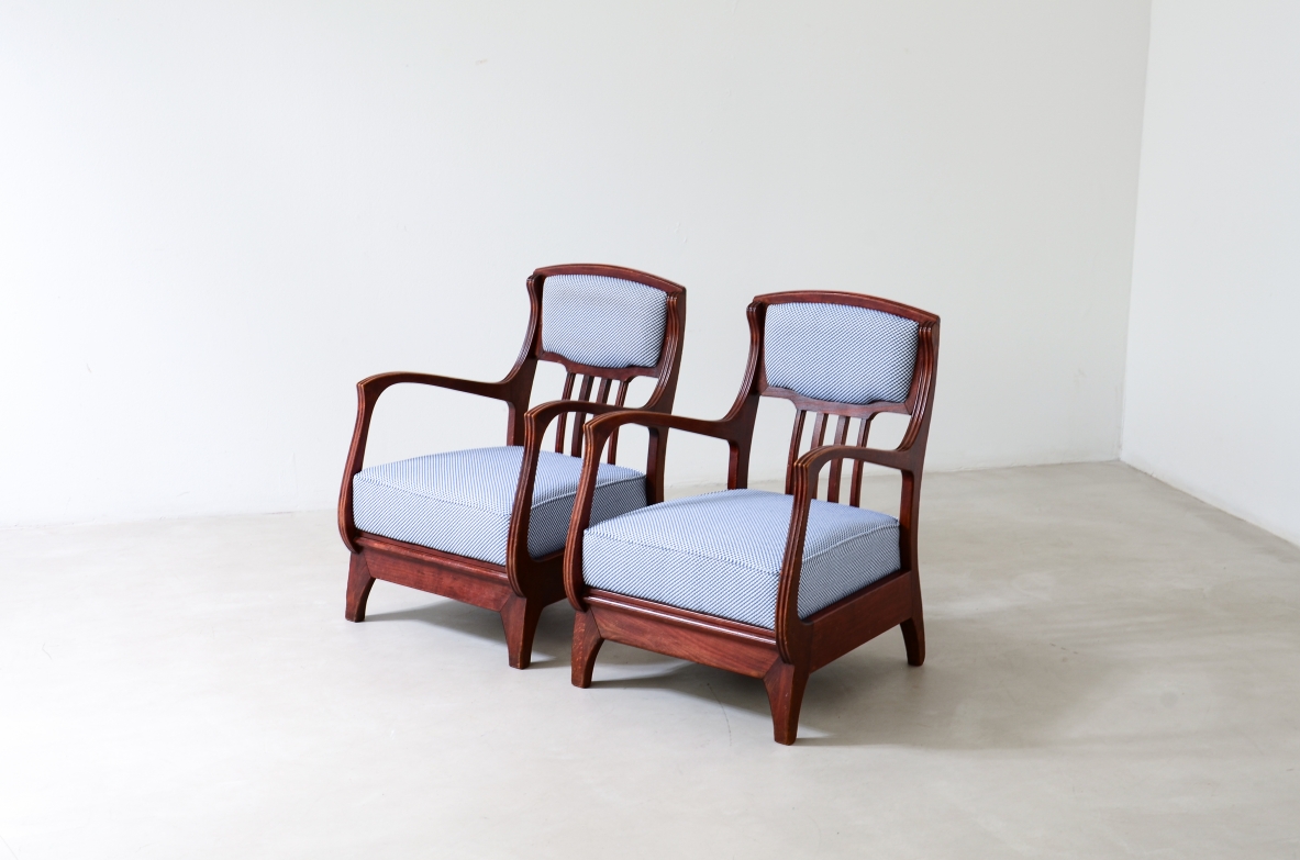 Eugenio Quarti Coppia di eleganti poltrone in legno sagomato Art Nouveau, 1920ca. 