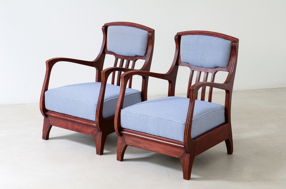 Eugenio Quarti Coppia di eleganti poltrone in legno sagomato Art Nouveau, 1920ca. 