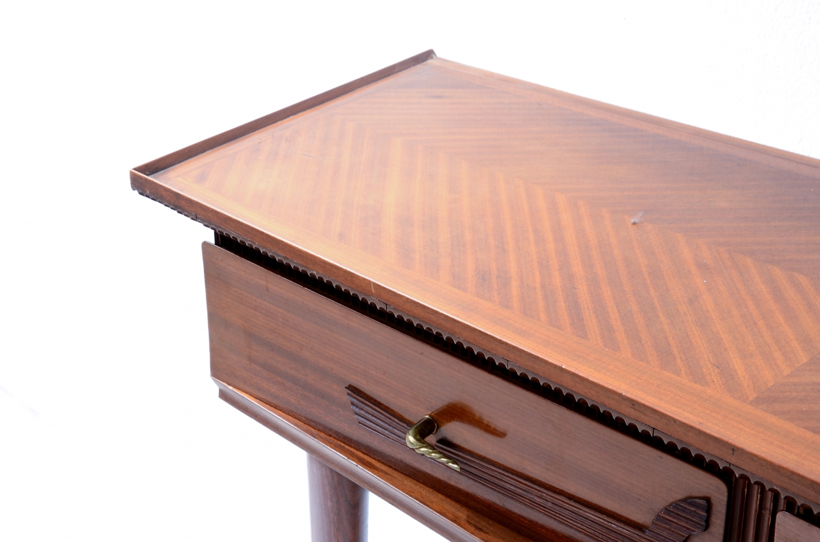 Grande console mossa sui lati con 4 cassetti sagomati,