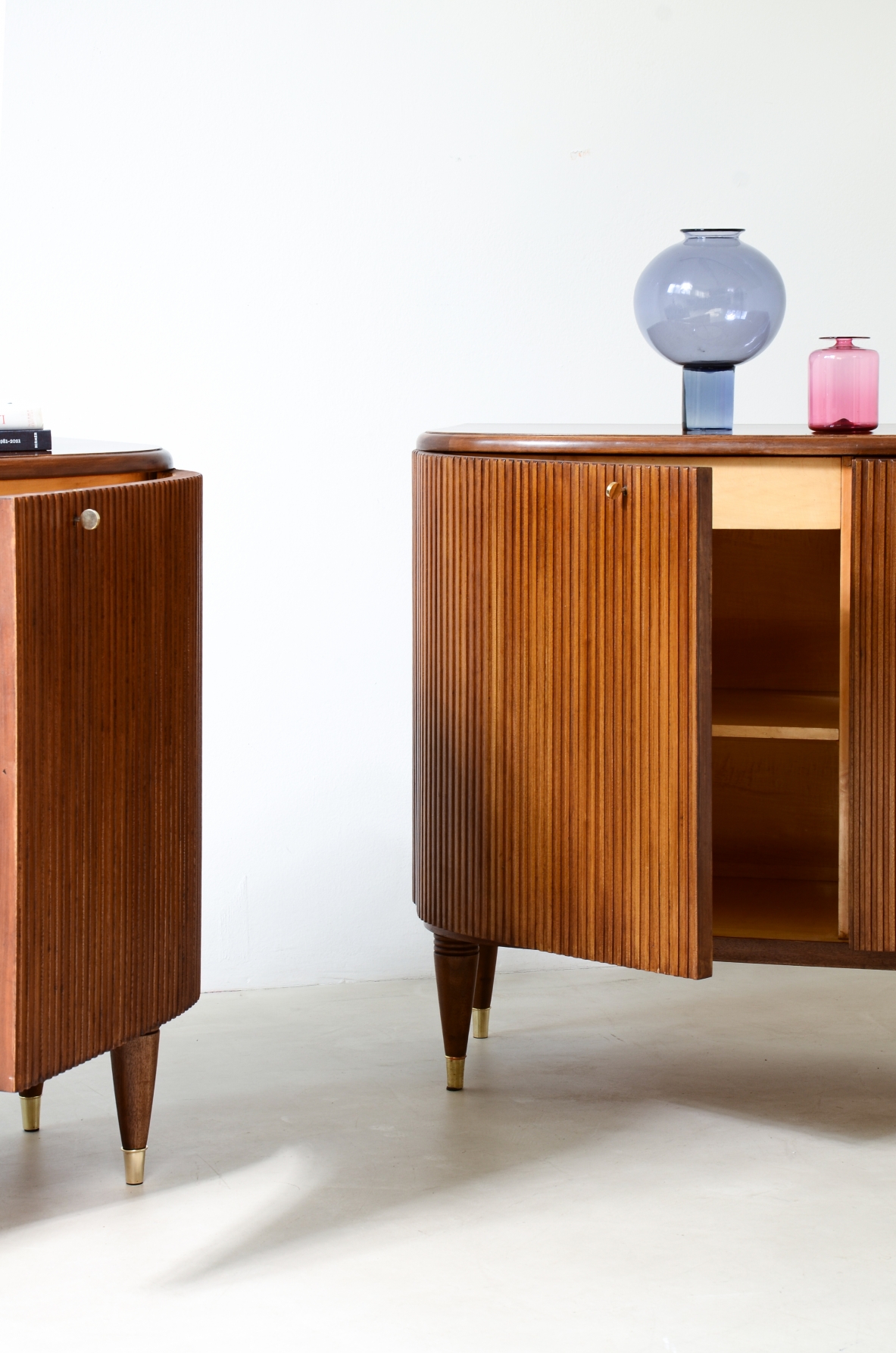 Due eleganti mobili gemelli in legno biondo, Attribuzione ABV Borsani 1940