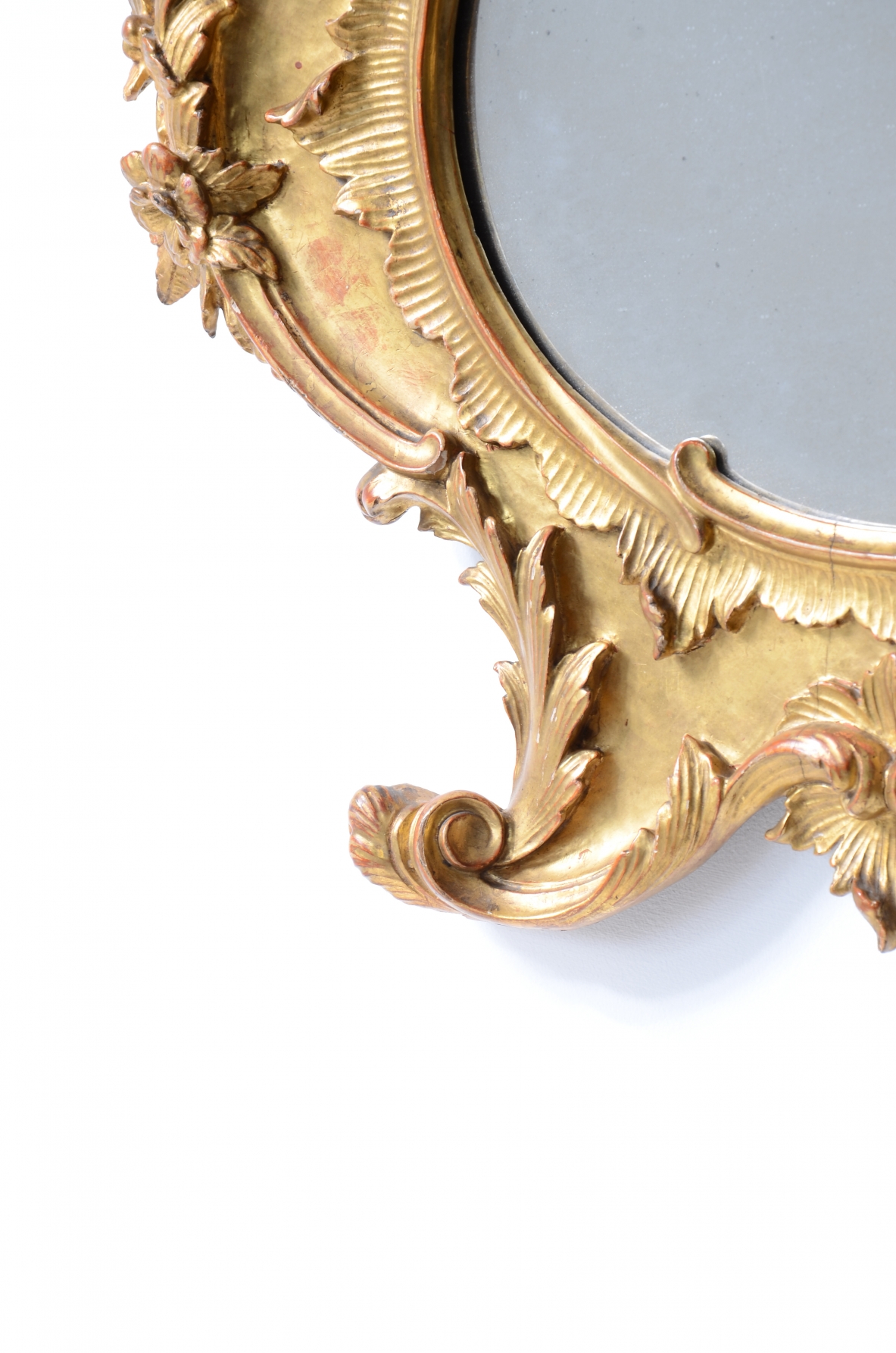 Piccola straordinaria specchiera in legno dorato con intaglio a 