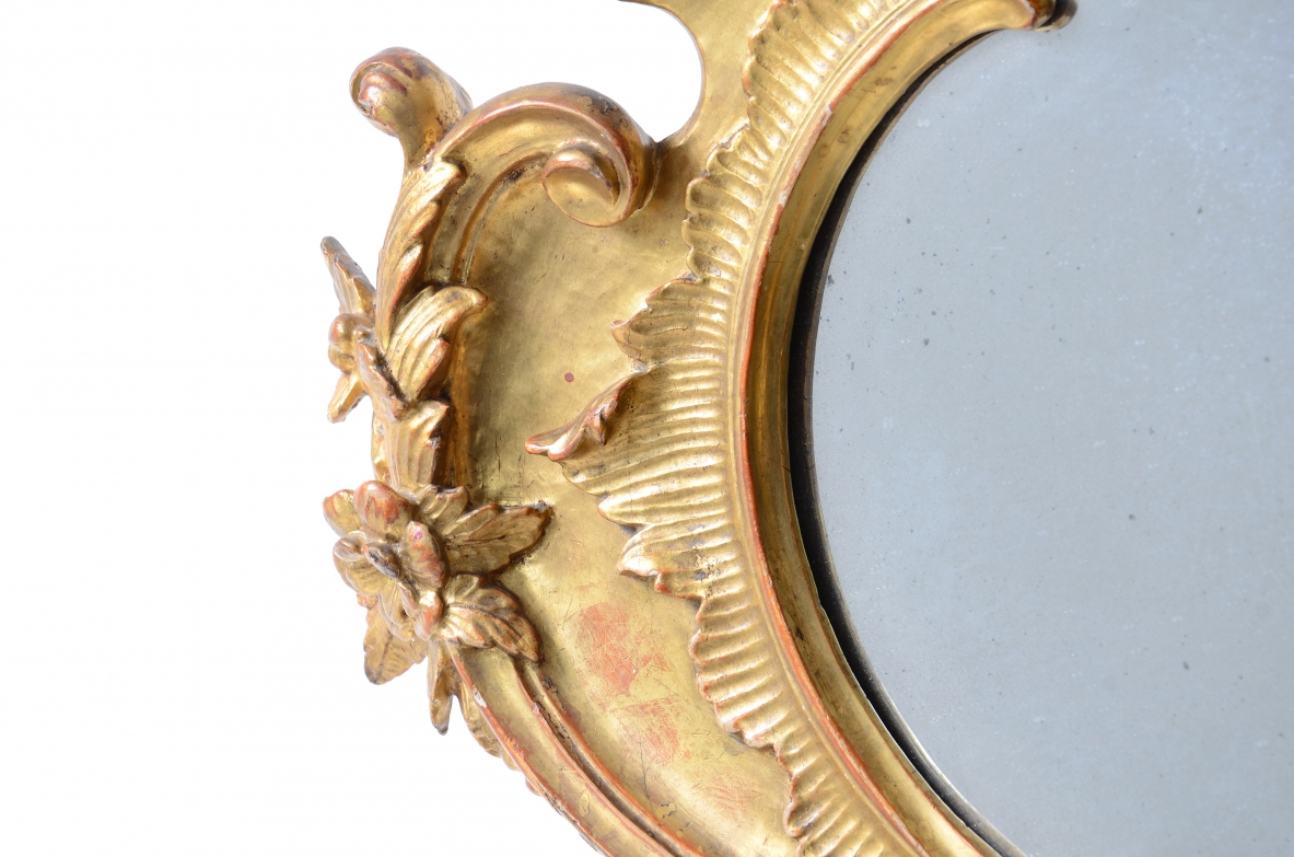 Piccola straordinaria specchiera in legno dorato con intaglio a 