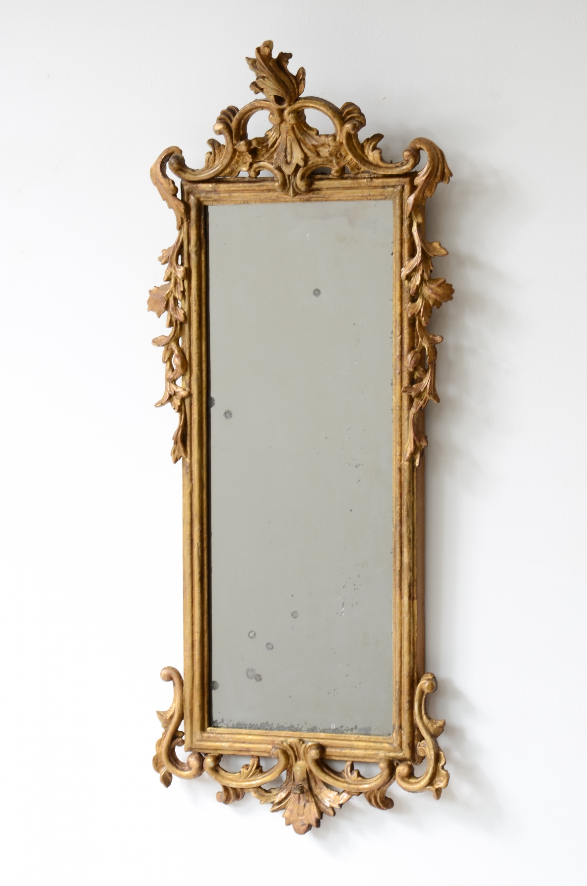 Pair of very refined and elegant carved and gilded wooden mirrors, 1730-1750