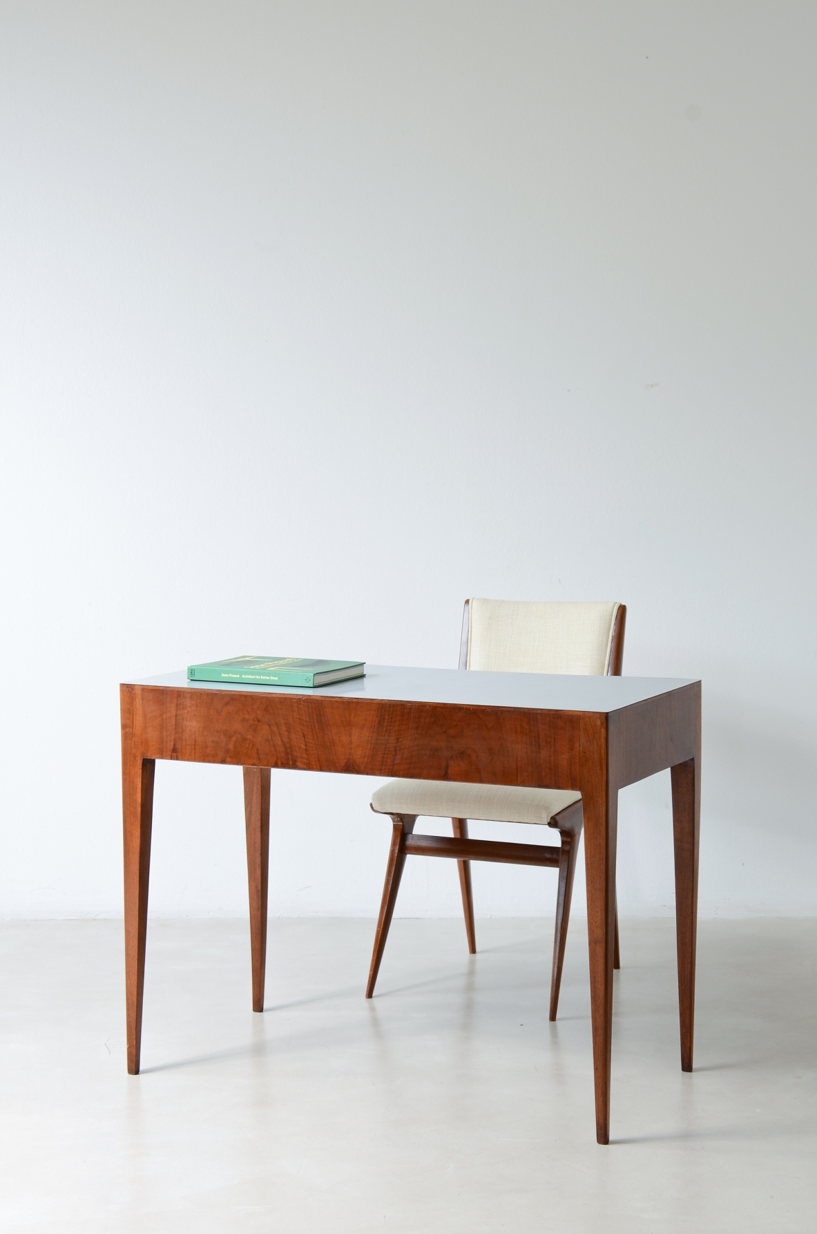 Small walnut centerpiece desk in the Ponti style Italian manufacture, ca. 1955.