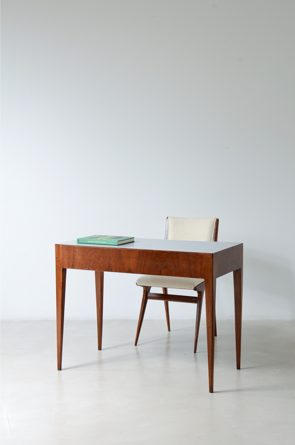 Small walnut centerpiece desk in the Ponti style Italian manufacture, ca. 1955.