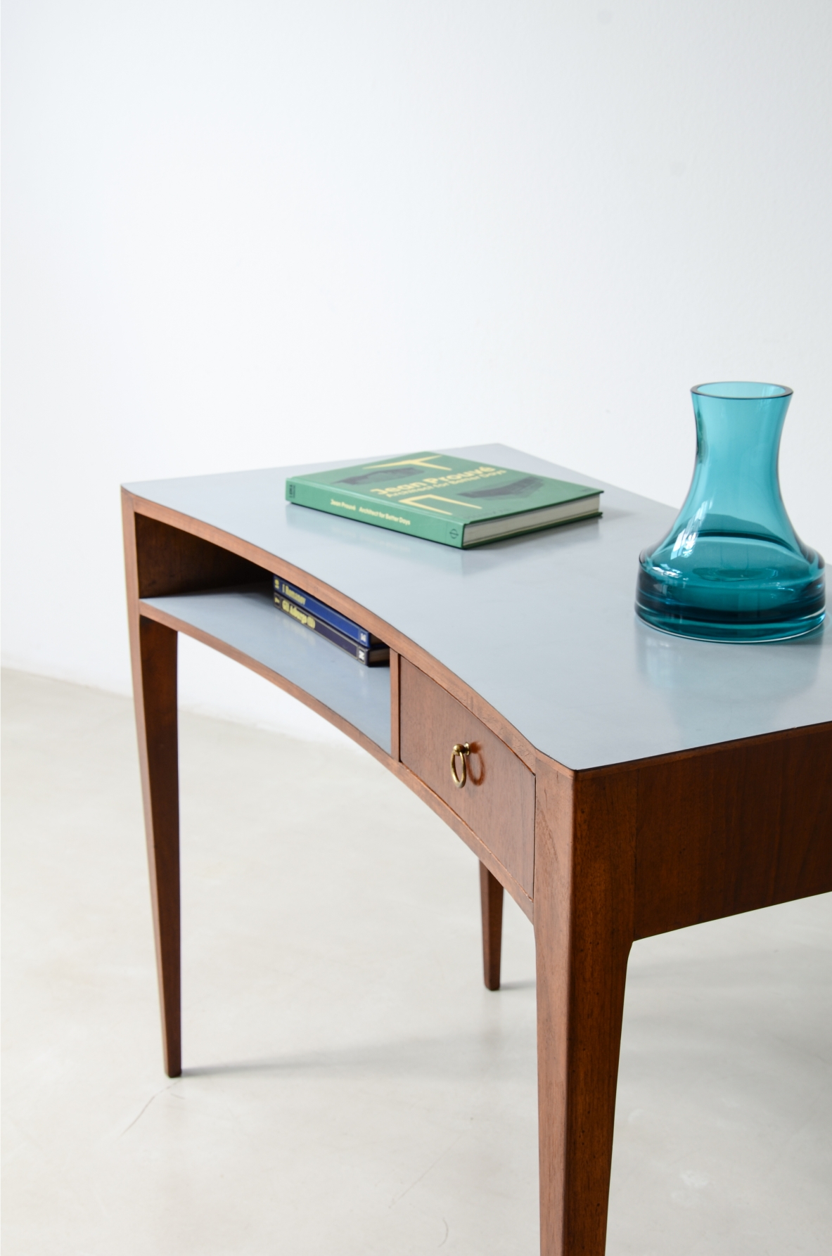 Small walnut centerpiece desk in the Ponti style Italian manufacture, ca. 1955.
