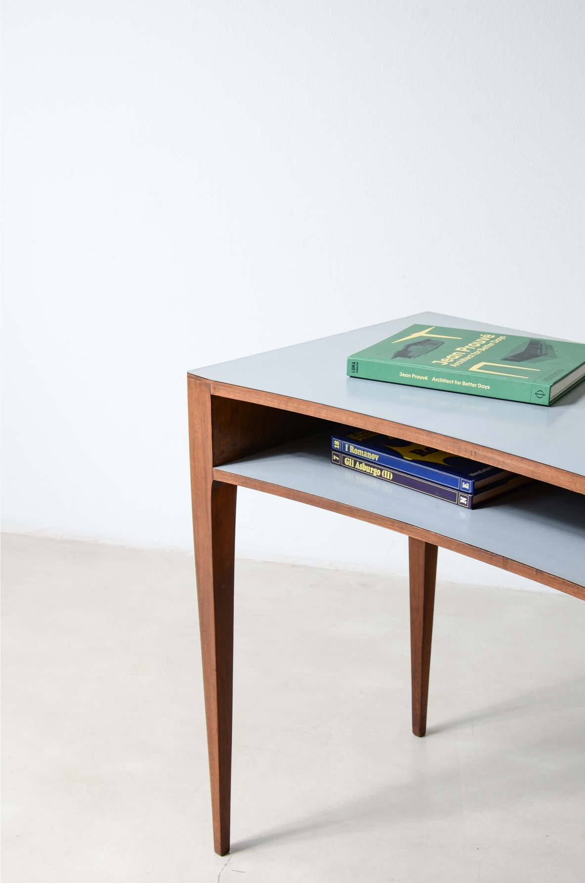 Small walnut centerpiece desk in the Ponti style Italian manufacture, ca. 1955.