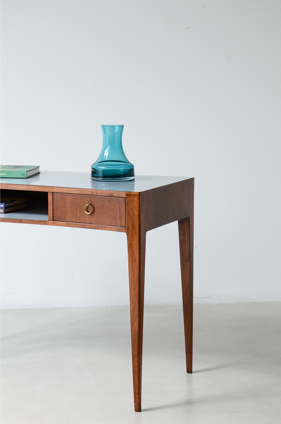Small walnut centerpiece desk in the Ponti style Italian manufacture, ca. 1955.