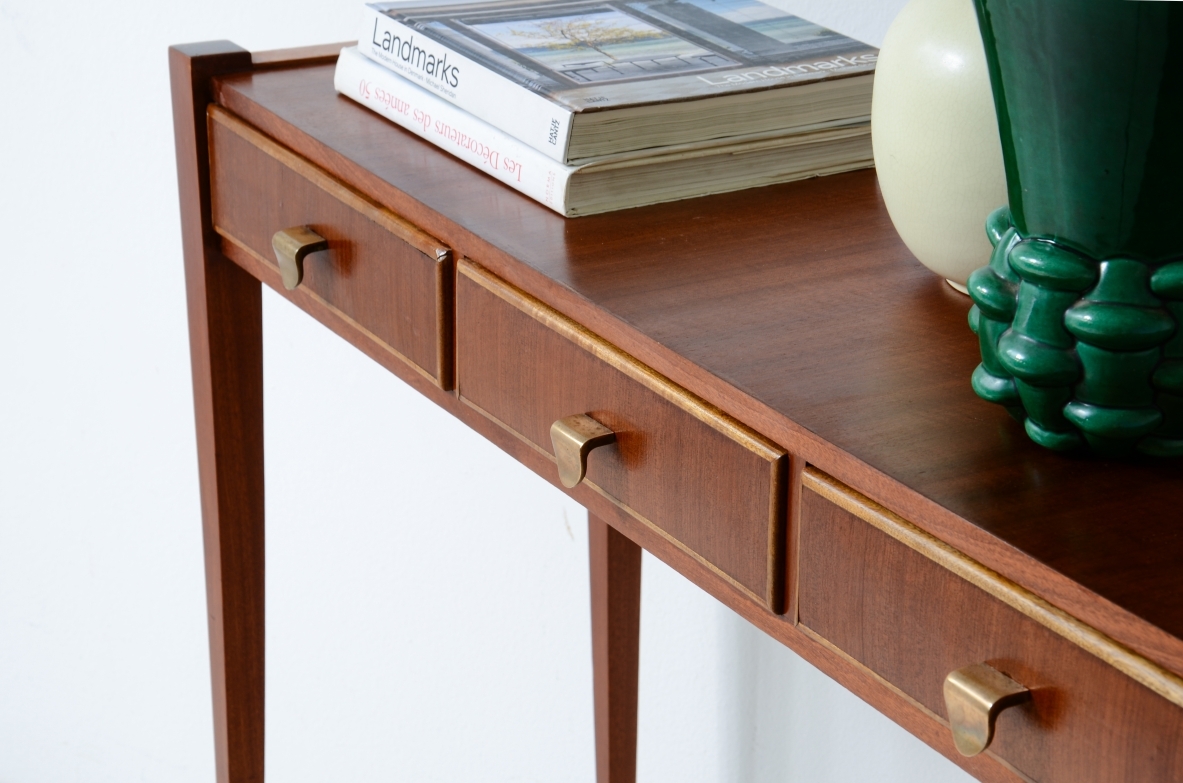 Elegante console con tre cassetti sul fronte. Attr Carlo enrico Rava. 1955