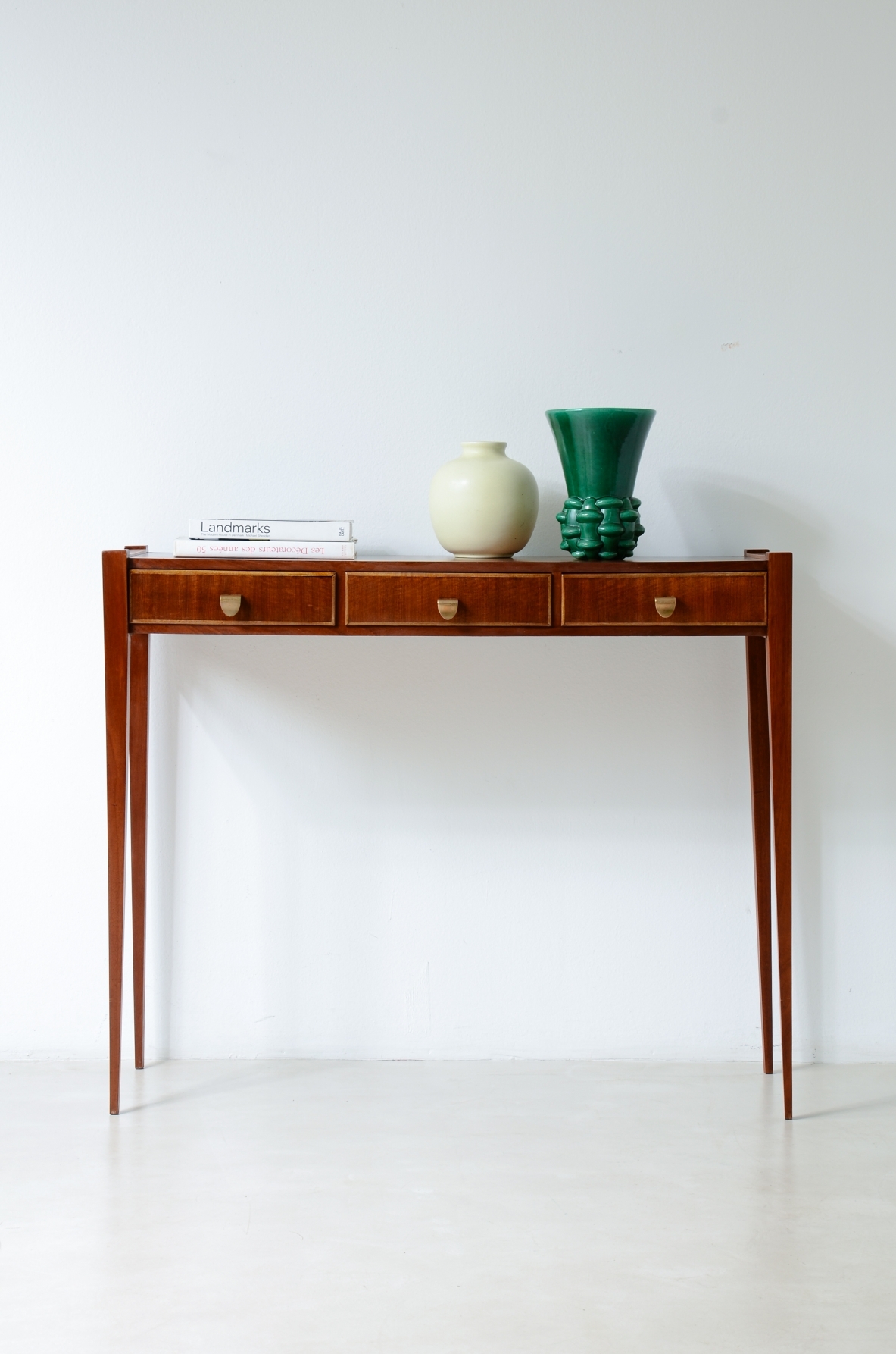 Elegante console con tre cassetti sul fronte. Attr Carlo enrico Rava. 1955