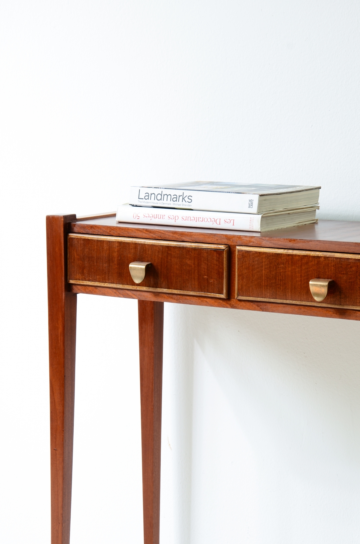 Elegante console con tre cassetti sul fronte. Attr Carlo enrico Rava. 1955