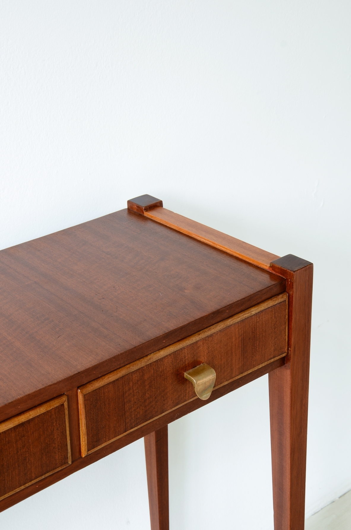 Elegante console con tre cassetti sul fronte. Attr Carlo enrico Rava. 1955