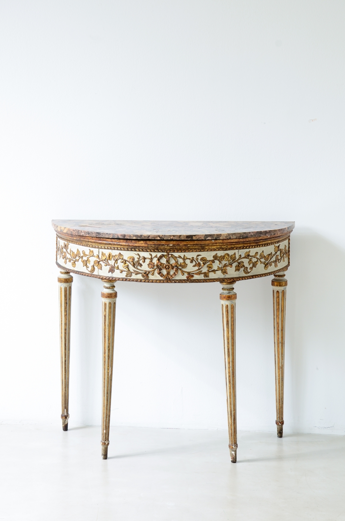 Splendida console a mezzaluna in legno laccato e dorato. Manifattura Napoli, 1780-1790ca.
