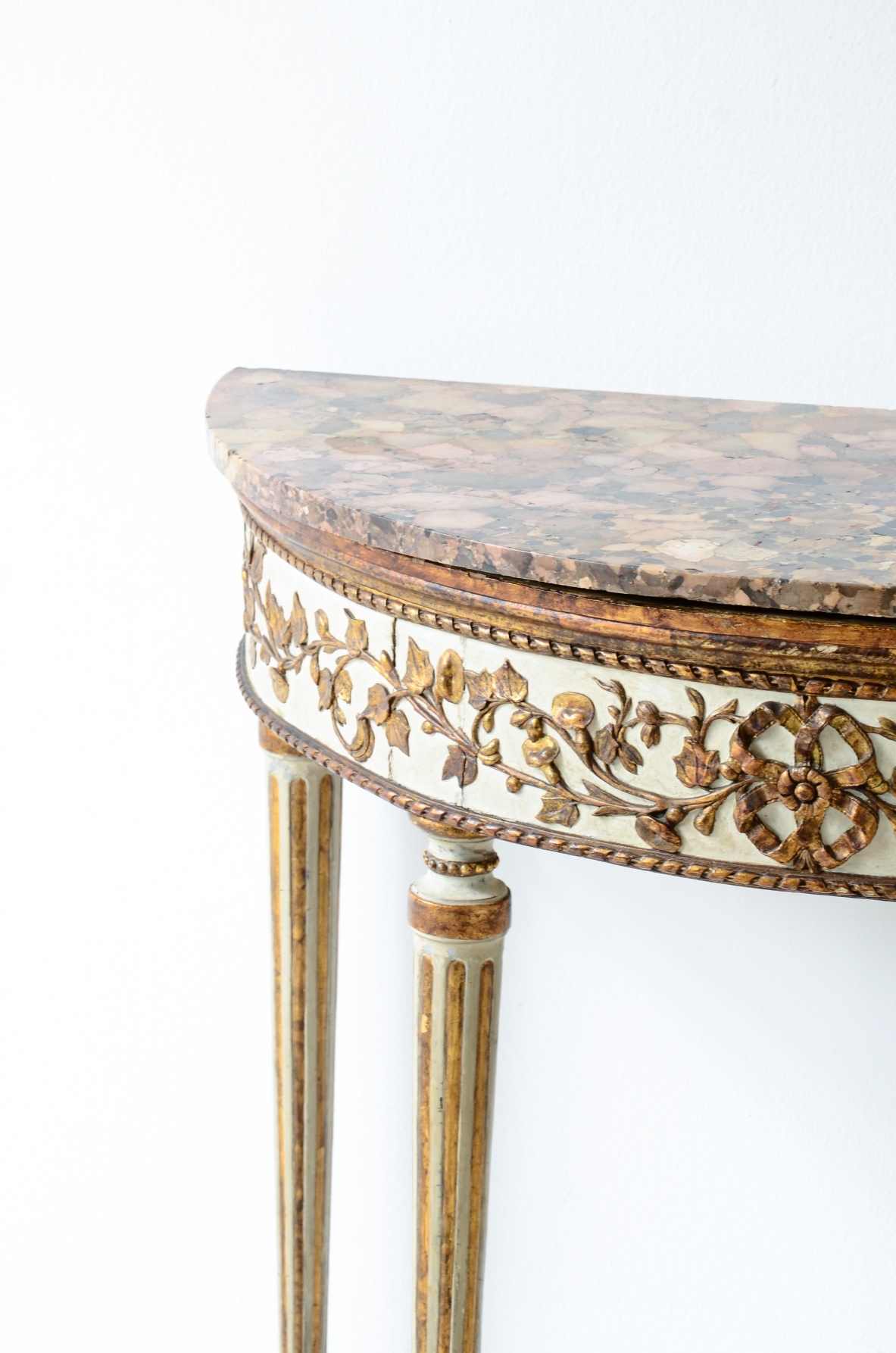 Splendida console a mezzaluna in legno laccato e dorato. Manifattura Napoli, 1780-1790ca.