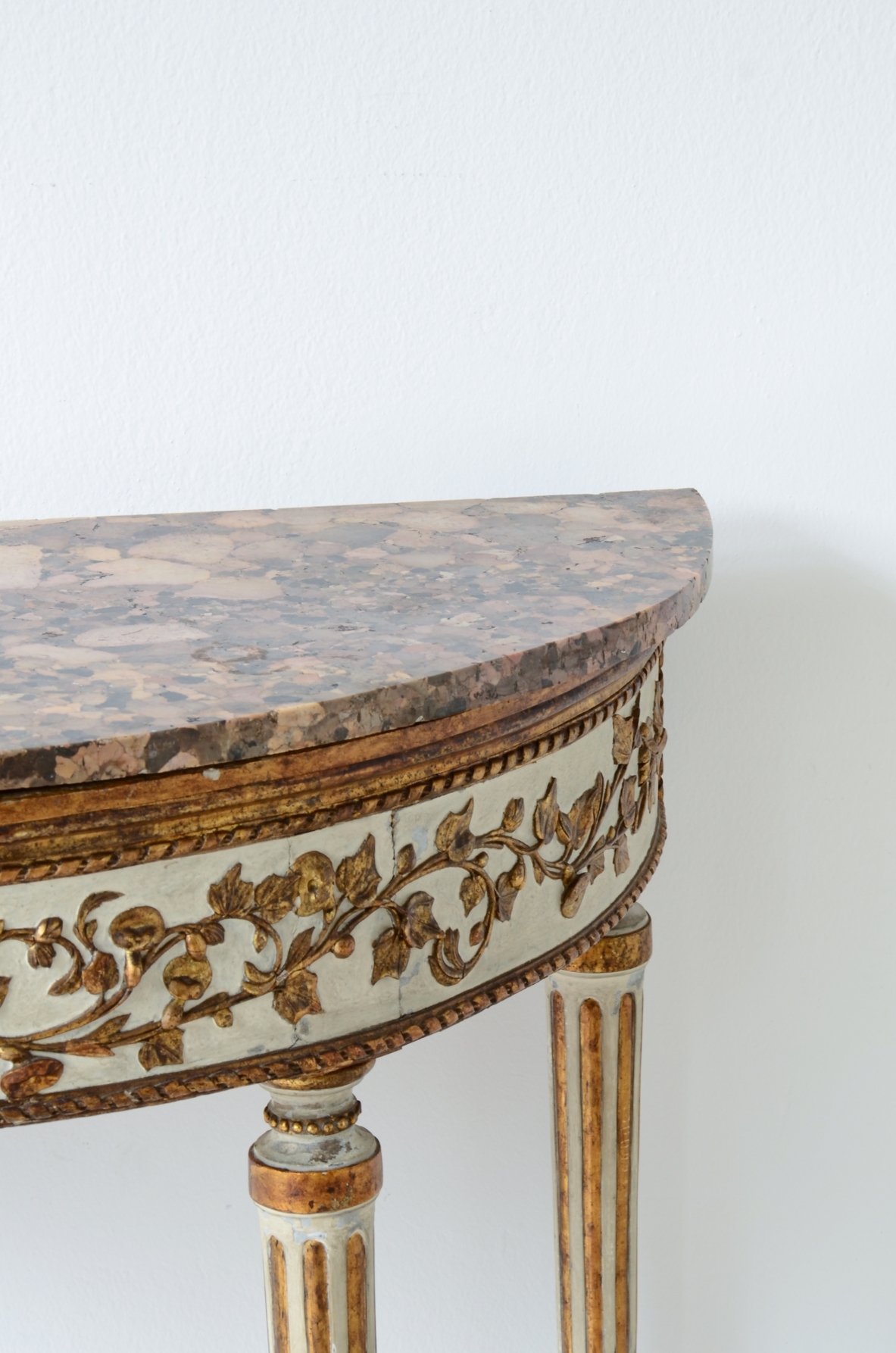 Splendida console a mezzaluna in legno laccato e dorato. Manifattura Napoli, 1780-1790ca.
