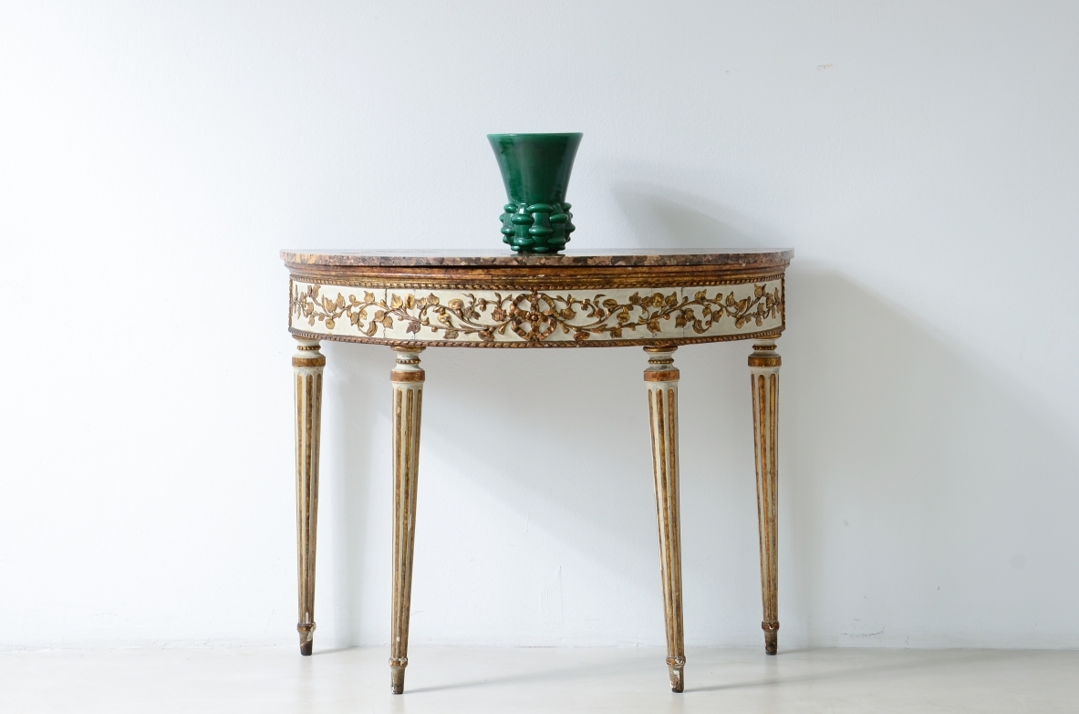 Splendida console a mezzaluna in legno laccato e dorato. Manifattura Napoli, 1780-1790ca.