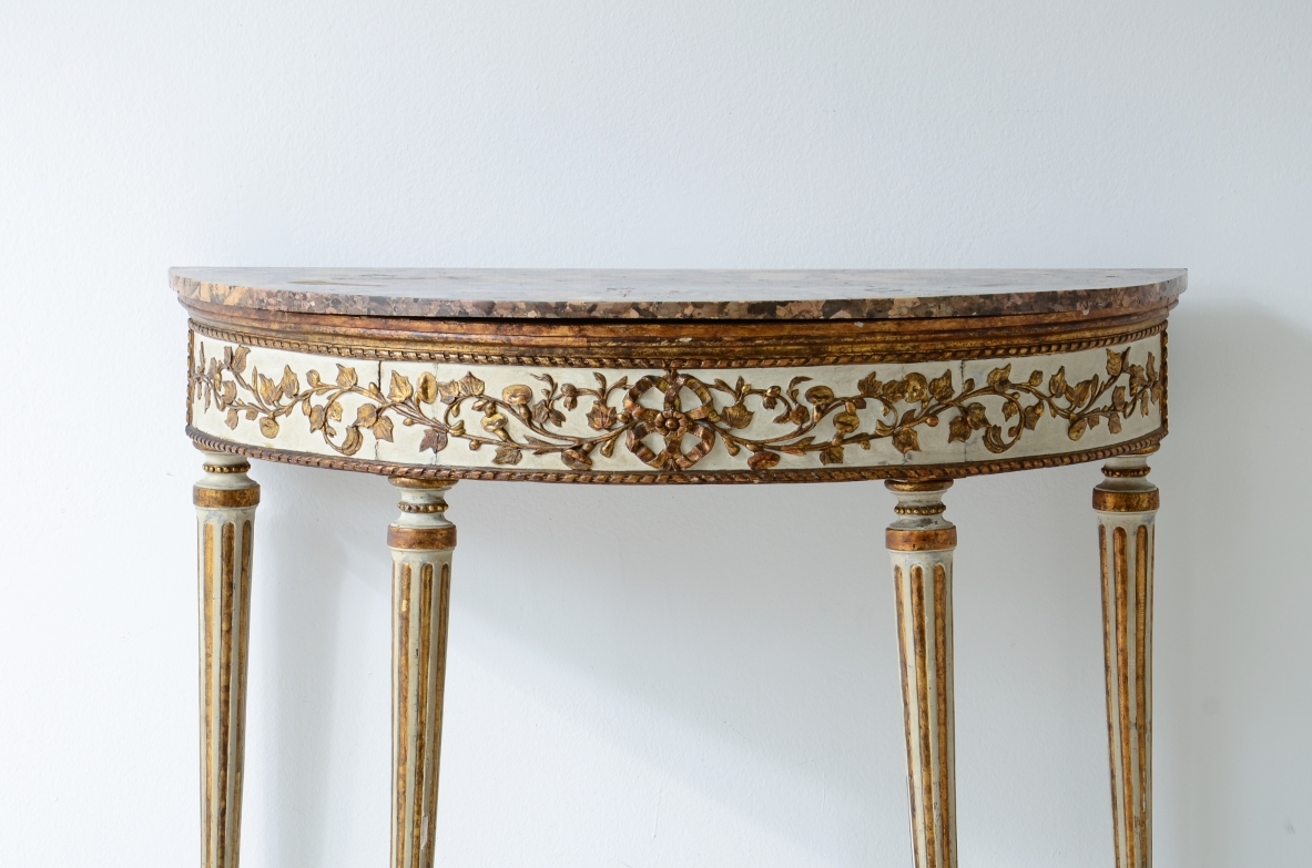 Splendida console a mezzaluna in legno laccato e dorato. Manifattura Napoli, 1780-1790ca.
