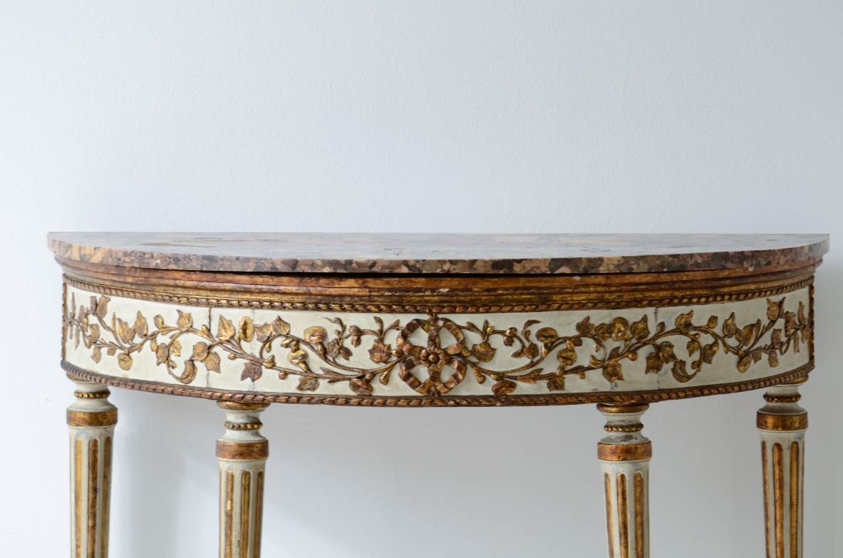 Splendida console a mezzaluna in legno laccato e dorato. Manifattura Napoli, 1780-1790ca.
