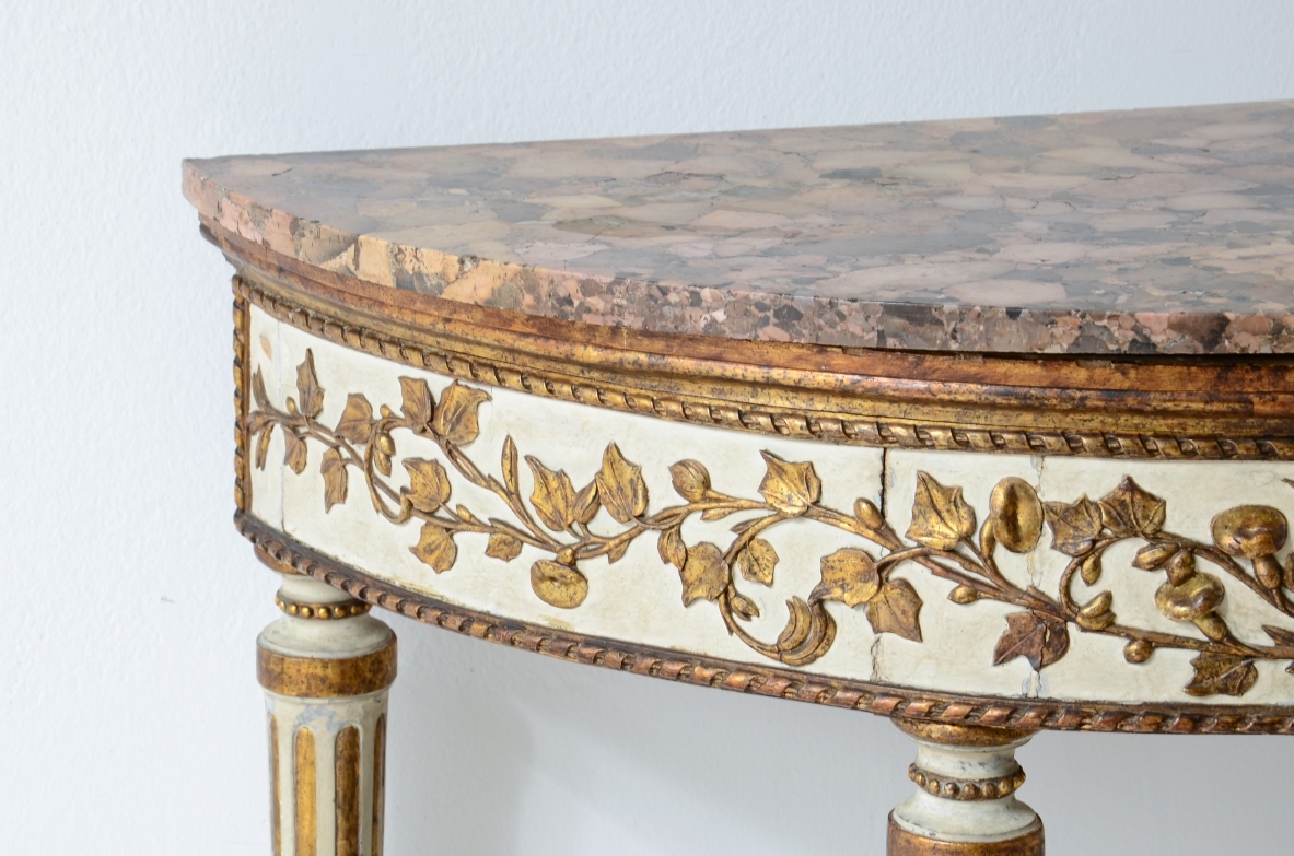 Splendida console a mezzaluna in legno laccato e dorato. Manifattura Napoli, 1780-1790ca.