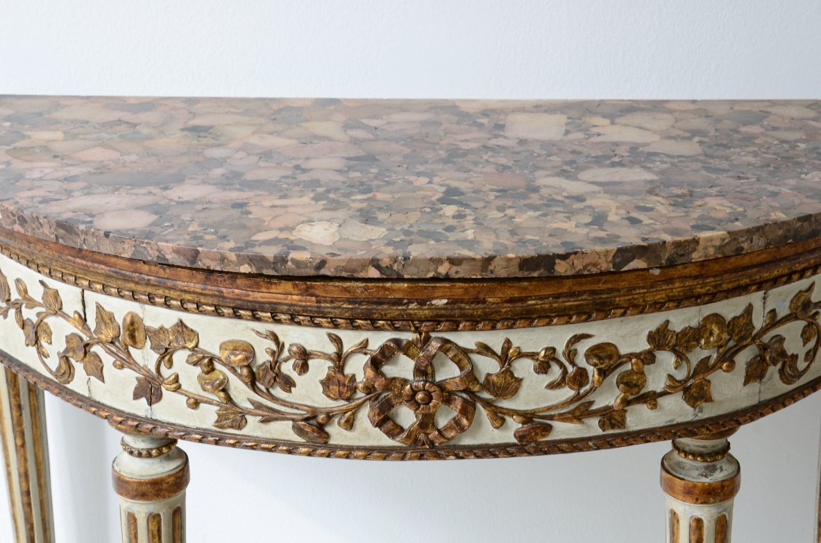 Splendida console a mezzaluna in legno laccato e dorato. Manifattura Napoli, 1780-1790ca.