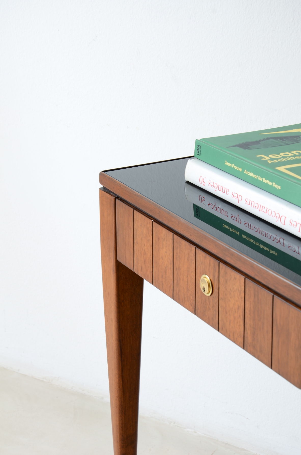 Paolo Buffa, Console da centro, gambe tornite. Piano in vetro opalino. 1955
