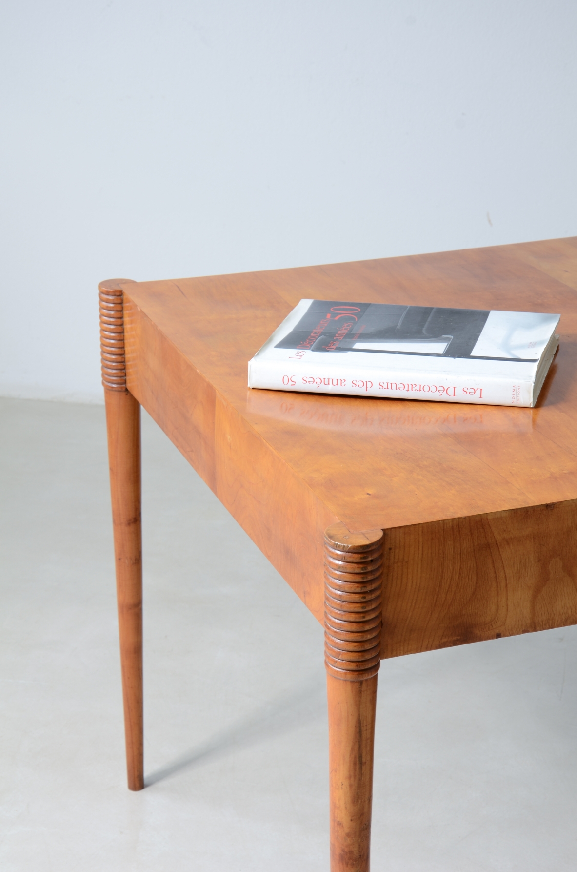 1940 Cherry table with turned legs and turned disc decoration