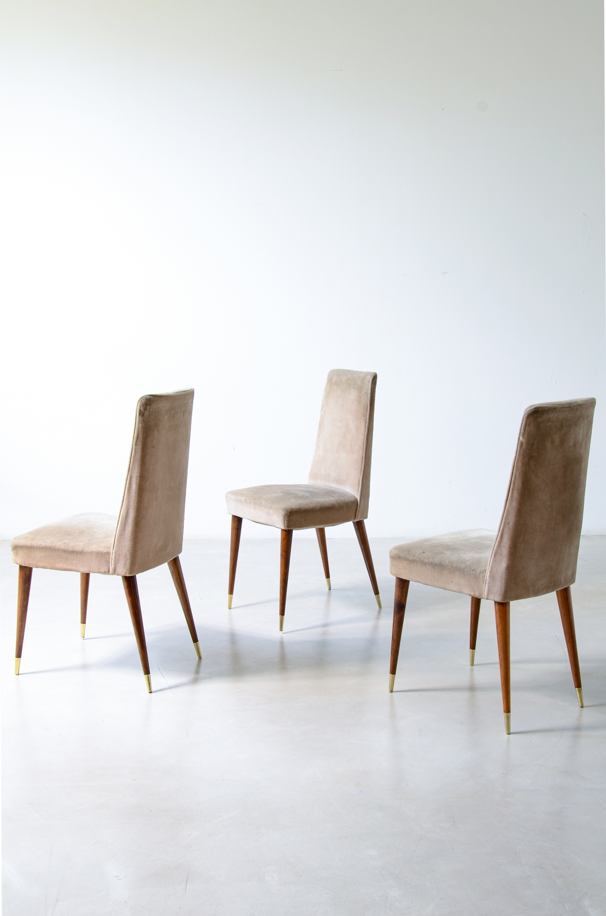 Melchiorre Bega, Set di sei eleganti sedie con struttura in legno. Bologna, 1950 ca.