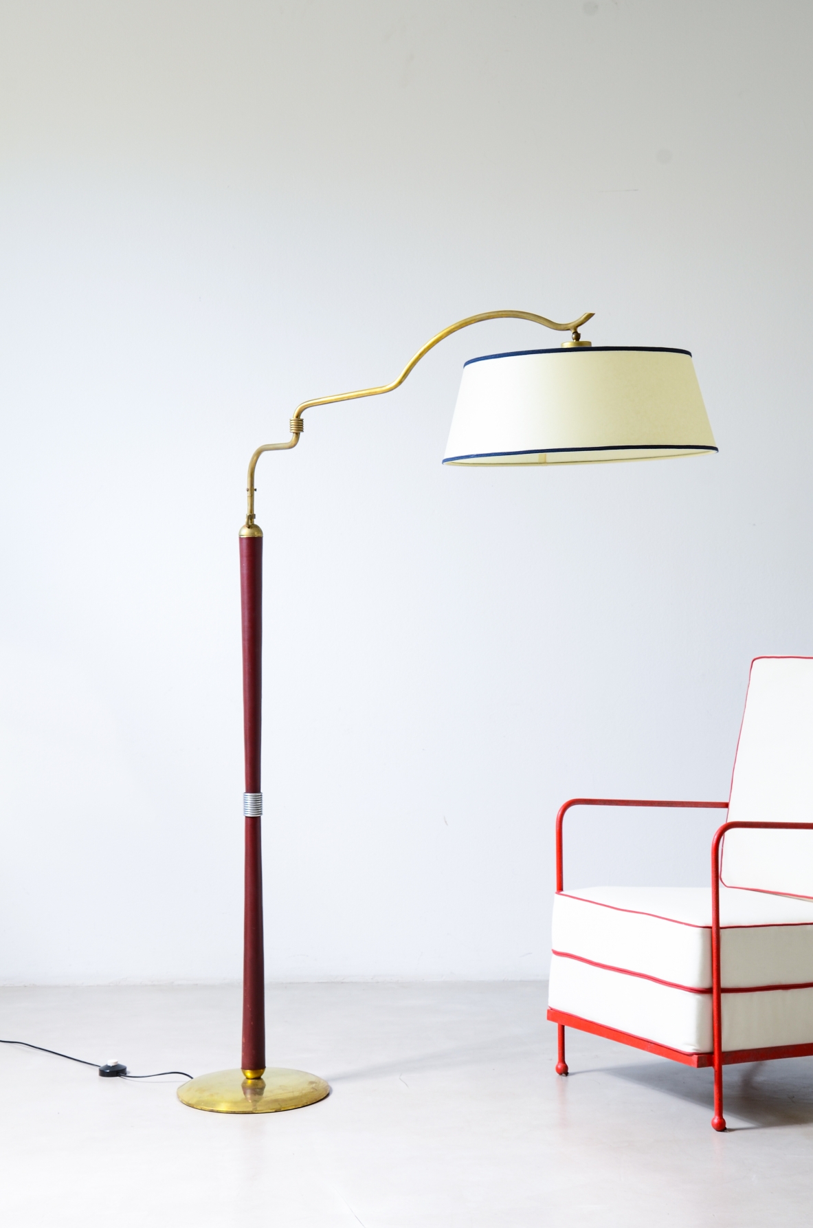 Arredoluce  Lampada da terra con stelo rivestito in pelle rosso scuro e ottone 1935