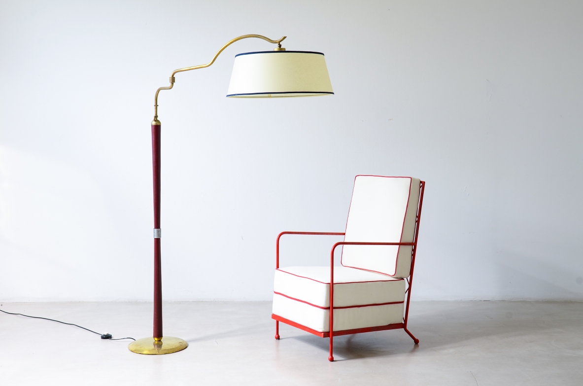 Arredoluce  Lampada da terra con stelo rivestito in pelle rosso scuro e ottone 1935
