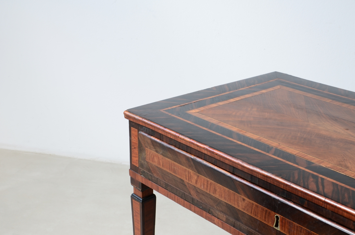 Elegante tavolo console da centro lastronato in legni pregiati. Italia, 1780ca.