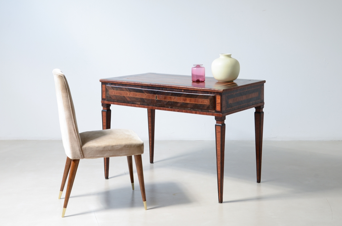 Elegante tavolo console da centro lastronato in legni pregiati. Italia, 1780ca.