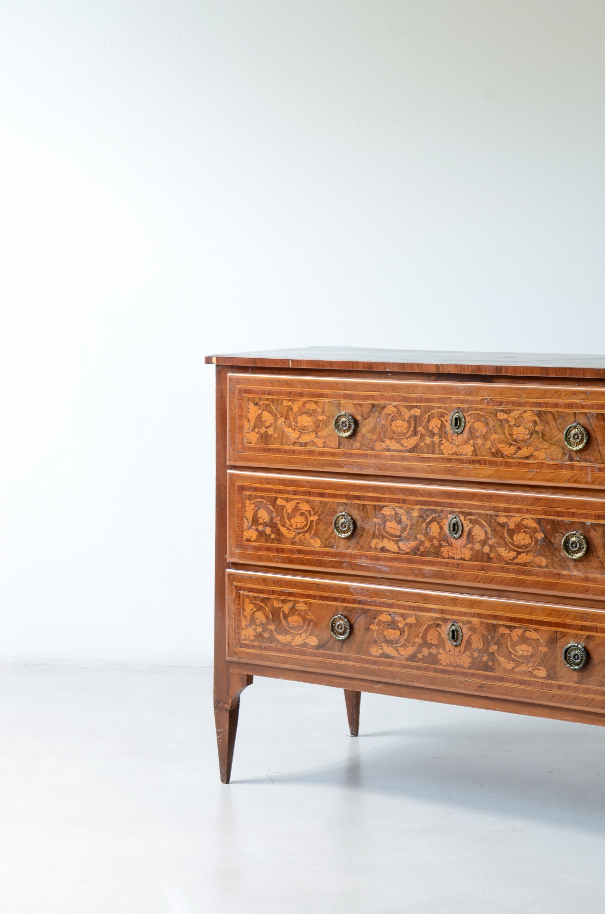 Three-drawer veneered wooden chest with fine wood. Louis XVI period, North Italy, ca. 1780