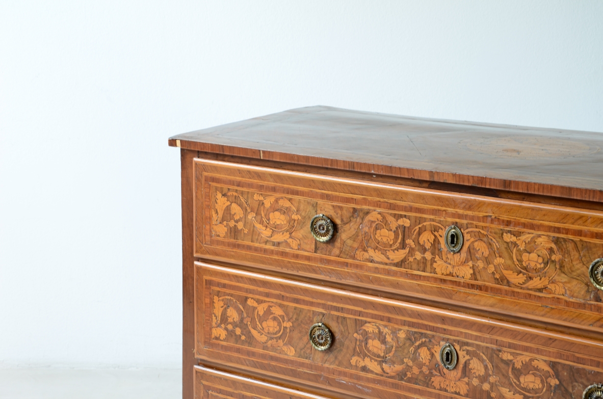 Three-drawer veneered wooden chest with fine wood. Louis XVI period, North Italy, ca. 1780