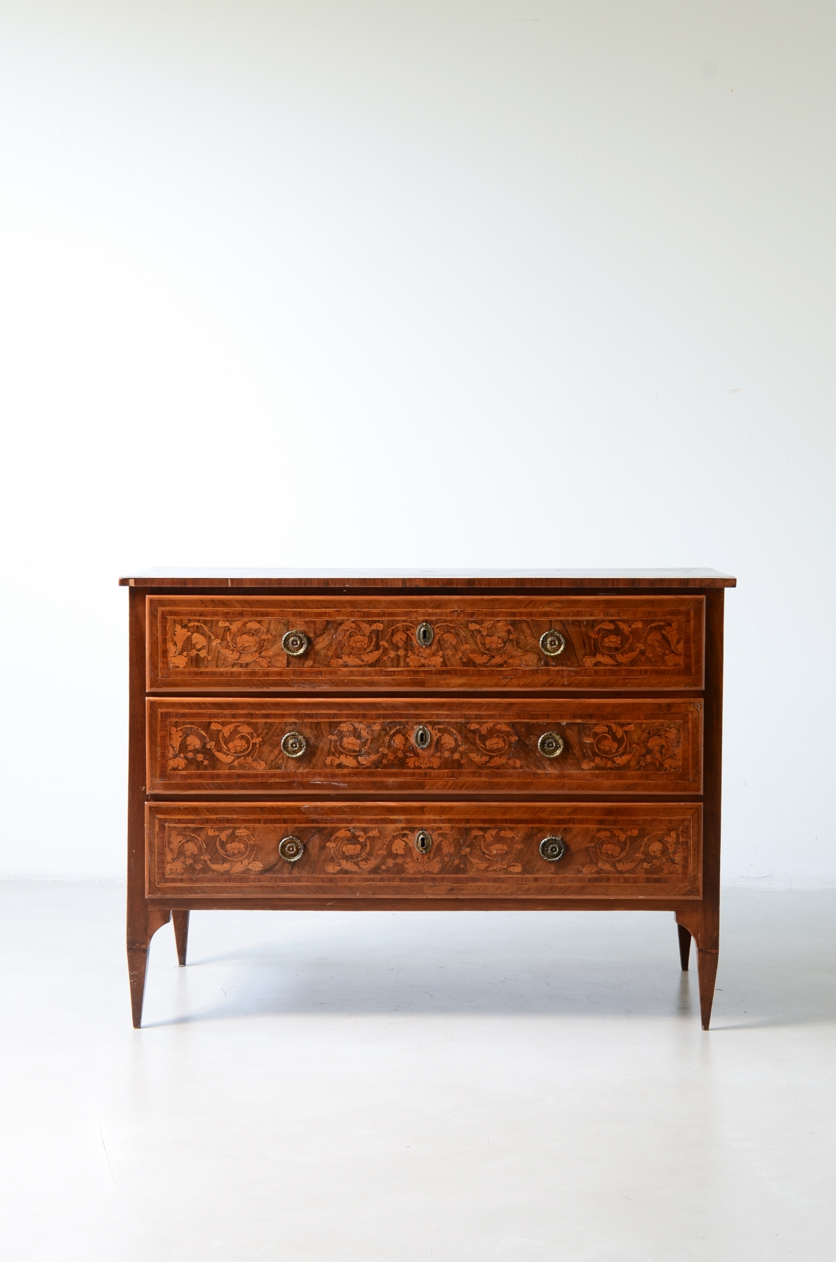Three-drawer veneered wooden chest with fine wood. Louis XVI period, North Italy, ca. 1780