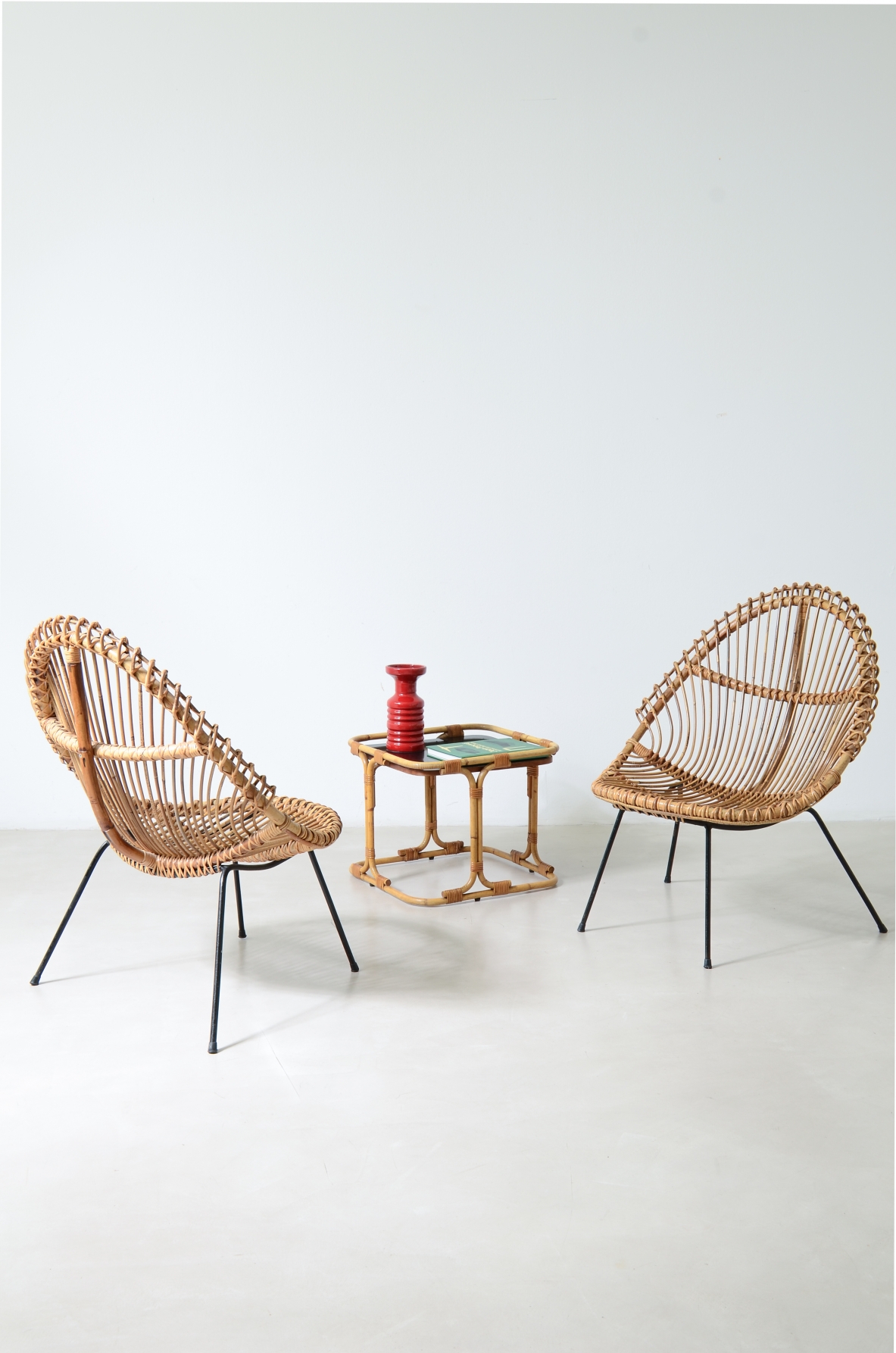 Coppia di poltroncine a uovo in rattan curvato con struttura in tondino di ferro, Italia anni '50.