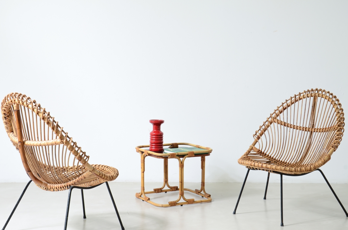 Coppia di poltroncine a uovo in rattan curvato con struttura in tondino di ferro, Italia anni '50.